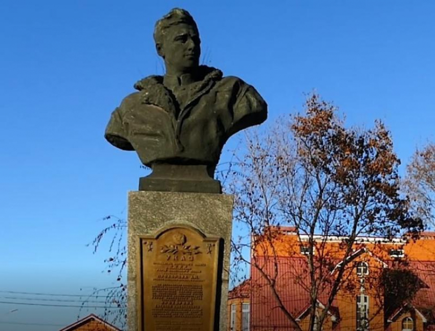 Бюст дважды Герою Советского Союза в Борисоглебске требуют взять под охрану 