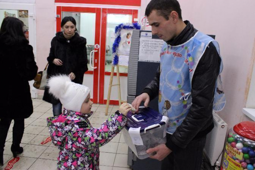 За два дня волонтеры акции «Рождественское чудо – детям» собрали в  Борисоглебске более 35 тыс. рублей