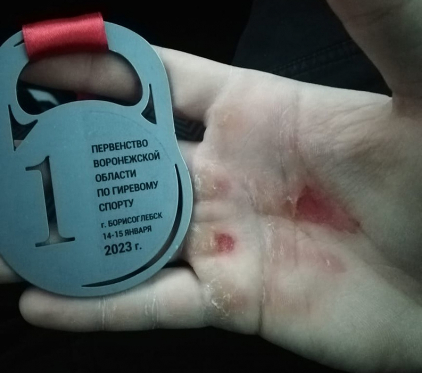 Мозоли и медали: борисоглебский кадет взял два «золота» на областном  Первенстве по гиревому спорту