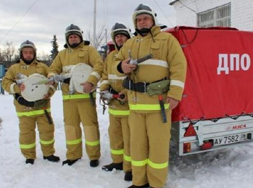 В Грибановском районе добровольным пожарным подарили мобильный пост пожаротушения