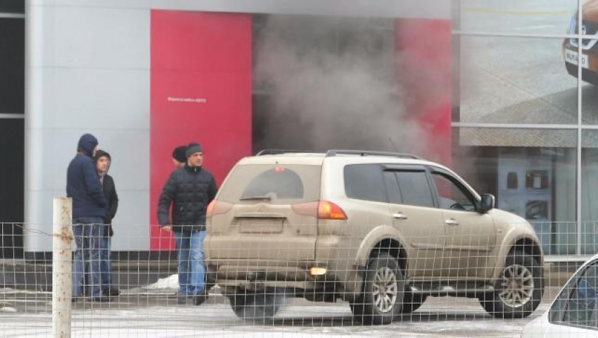 В Борисоглебске загорелся автосалон 