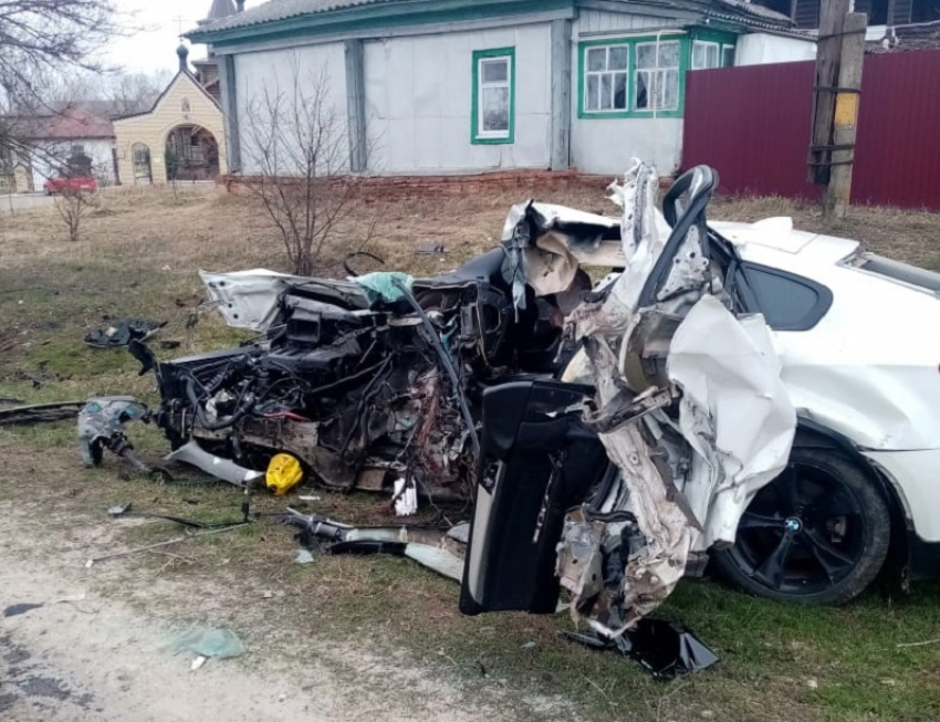 В Новохоперском районе молодой парень погиб в столкновении автомобиля с деревом