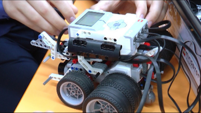 Подарок от губернатора: в сельской школе Борисоглебского района будут конструировать роботов 