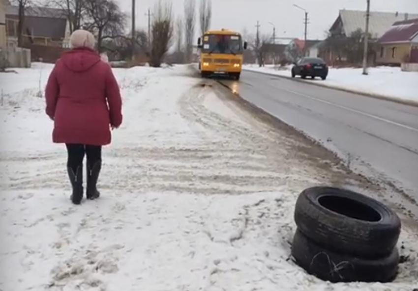 Школьников Борисоглебска высаживают из автобуса на опасной остановке