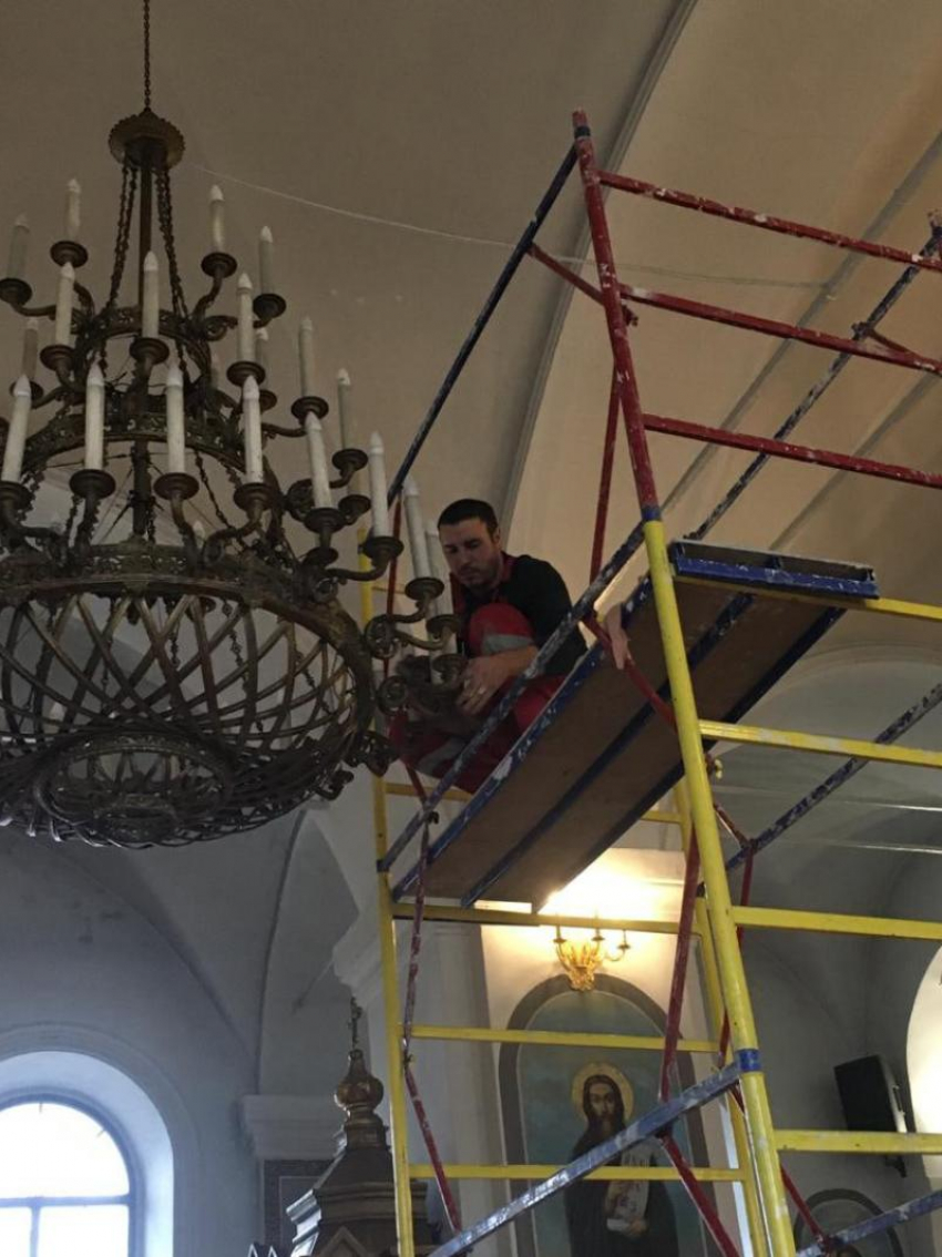  Спортсмены провели  генеральную уборку главного храма Борисоглебска 