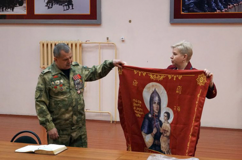 Знамя с Ильей Муромцем  подарили в Новый год омоновцам Воронежской области 