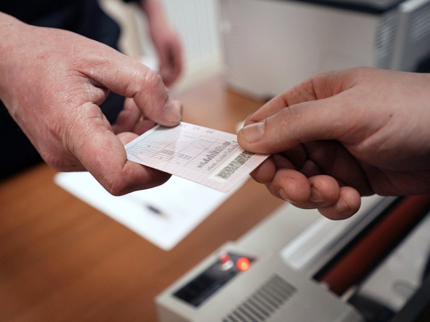 С нового года в России отменят автоматическое продление водительских прав