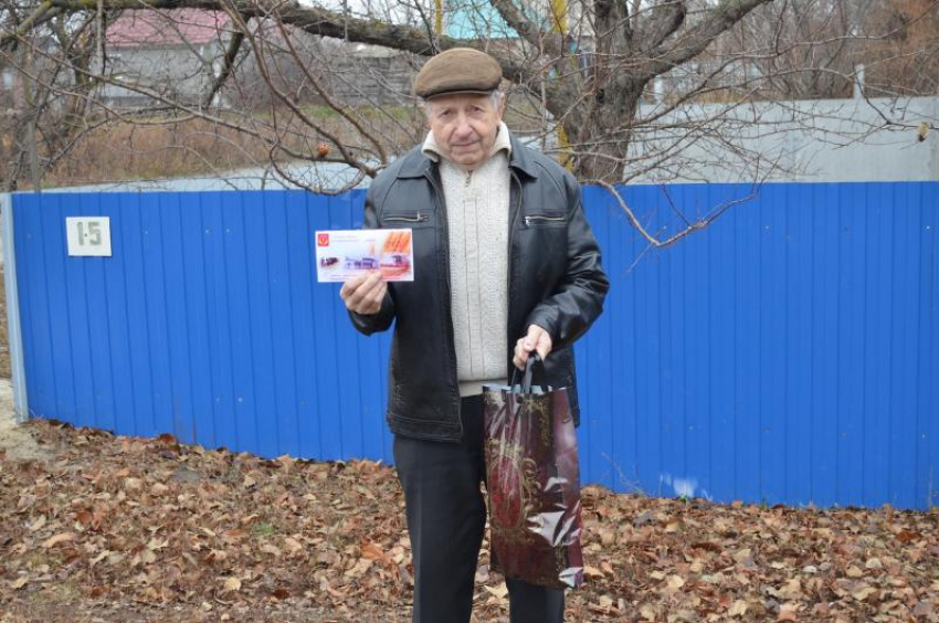 Подарочные наборы вручили ветеранам-аграриям в Грибановском районе