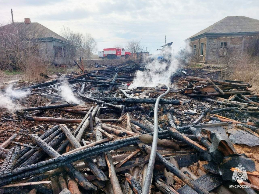 Горе-огородник спалил несколько построек, сжигая сухую траву на участке в Новохопёрском районе