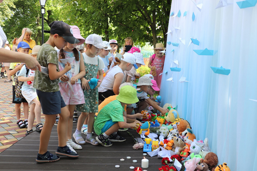 Гору детских игрушек принесли в парк Борисоглебска в память о погибших детях Донбасса 