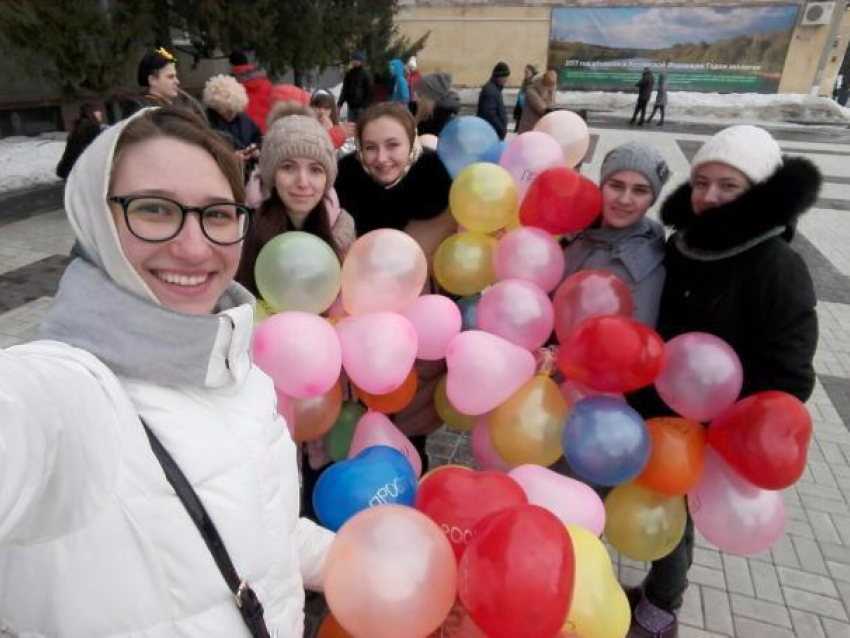 В прощеное воскресенье борисоглебцам раздавали шарики с надписью «Прости»