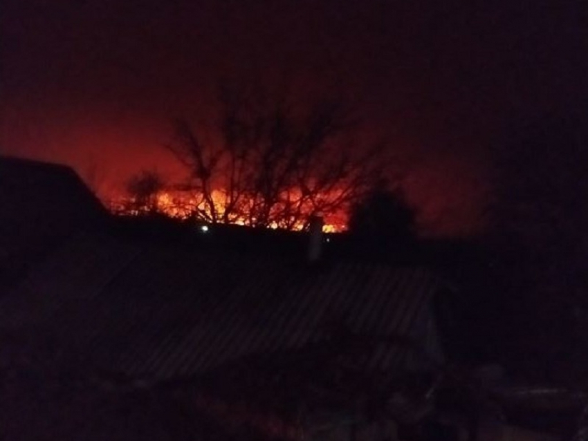 Пугающее зарево пожара под Новохоперском сфотографировали местные жители
