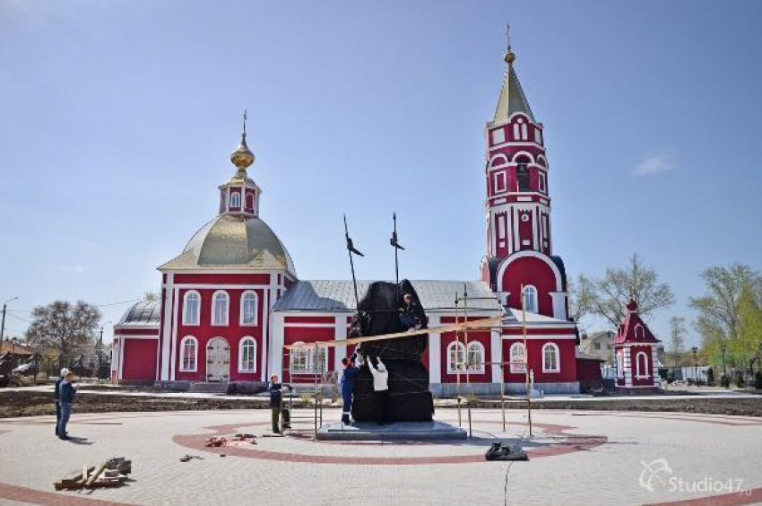 Памятник Борису и Глебу встретил свое первое утро в городе