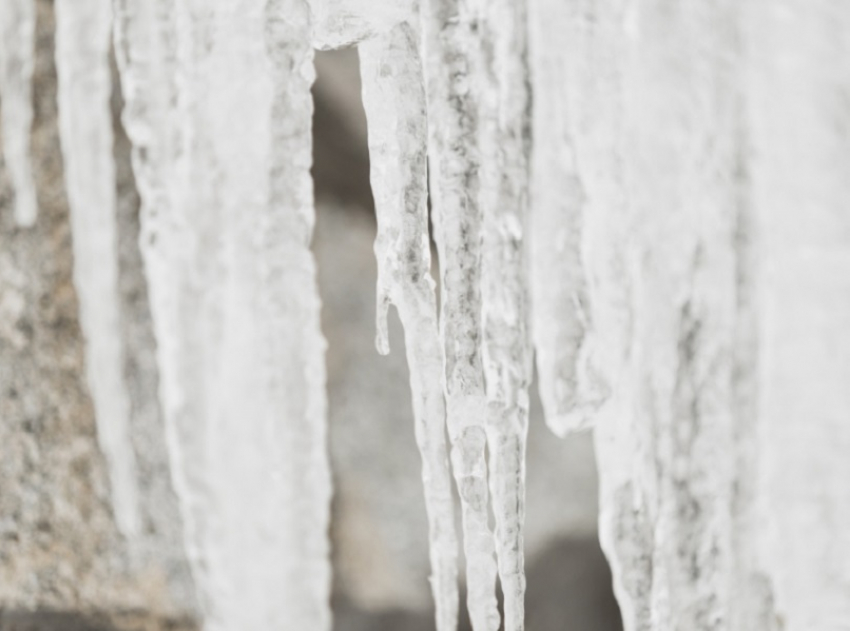 Об уголовной ответственности собственников домов и управляющих организаций при травмировании людей наледью с крыш напомнили в СК