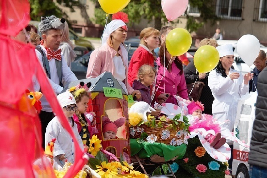 День защиты детей в Борисоглебске начался с «Ярмарки игрушек» и семейного «Парада колясок»