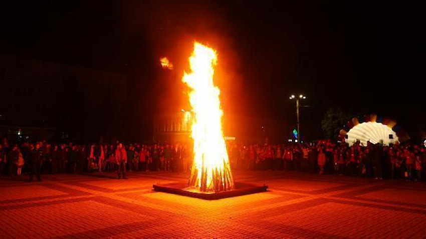 Гигантский «Костер дружбы» зажгли на центральной площади Борисоглебска