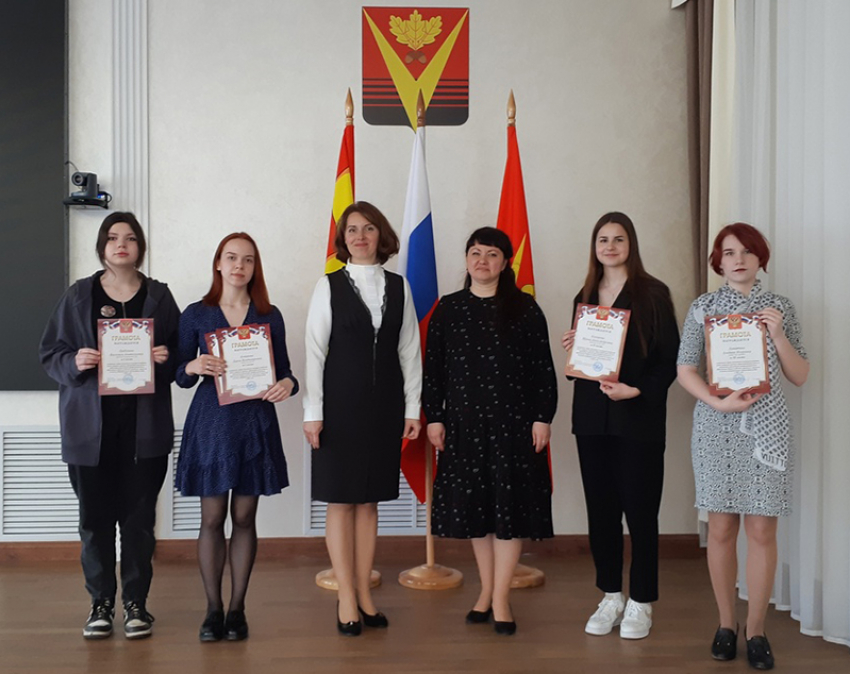 В Борисоглебском избиркоме наградили победителей конкурса плакатов и сочинений на тему выборов