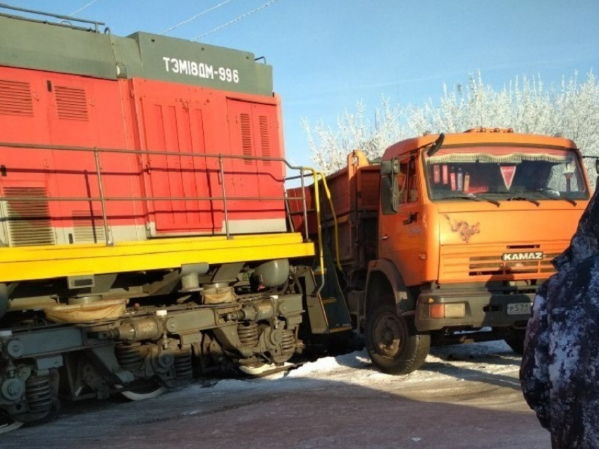 В Терновском районе столкнулись поезд и КамАЗ
