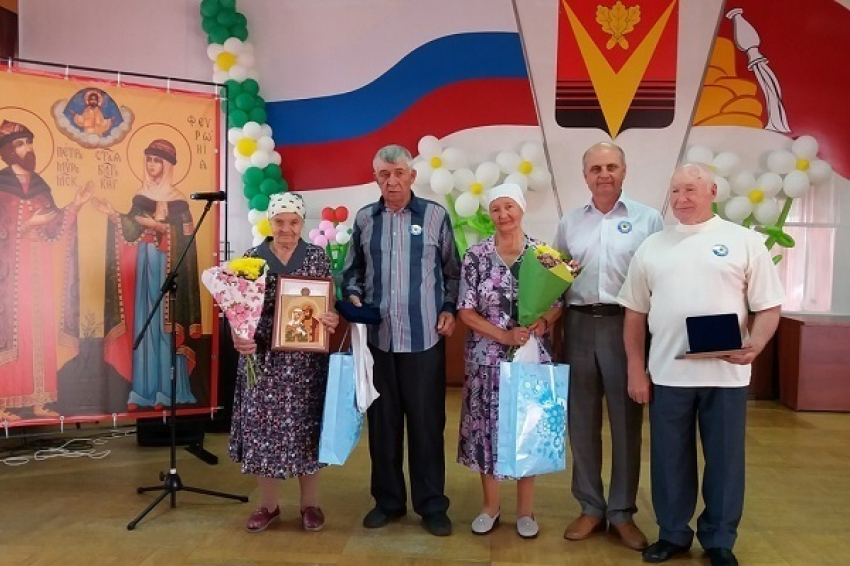 В Борисоглебске долгожителей супружеской жизни поздравили с приближающимся праздником 