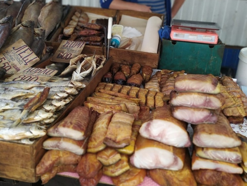 На торговлю рыбой и мясом с мухами на рынке в Борисоглебске пожаловалась волгоградка