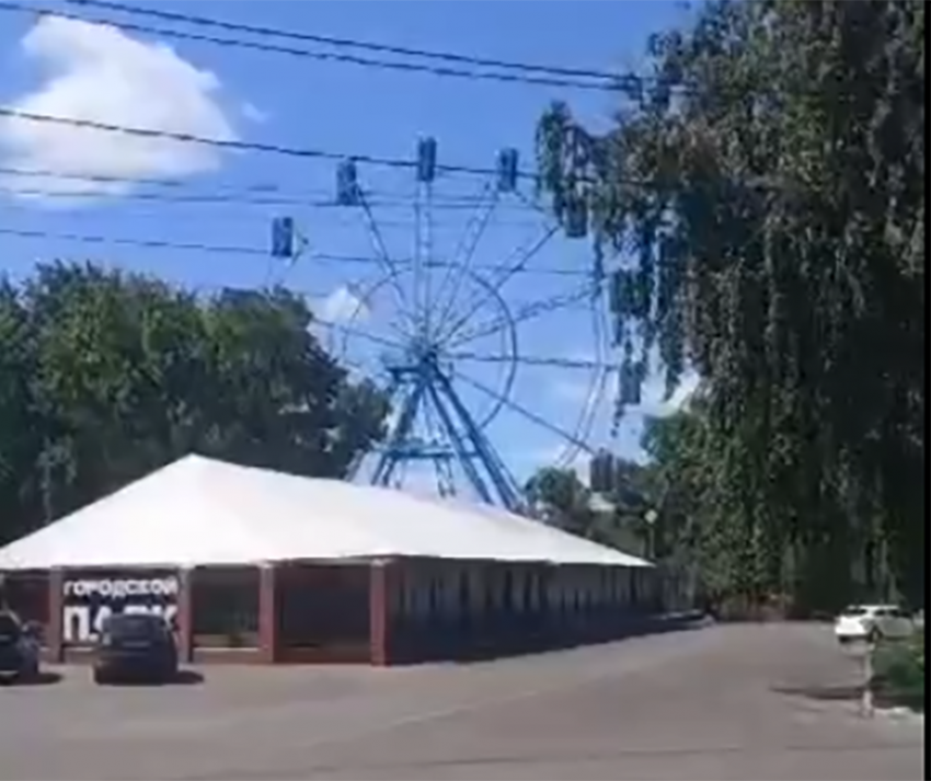 «И все-таки оно крутится»: в Борисоглебском парке заметили работающее колесо обозрения
