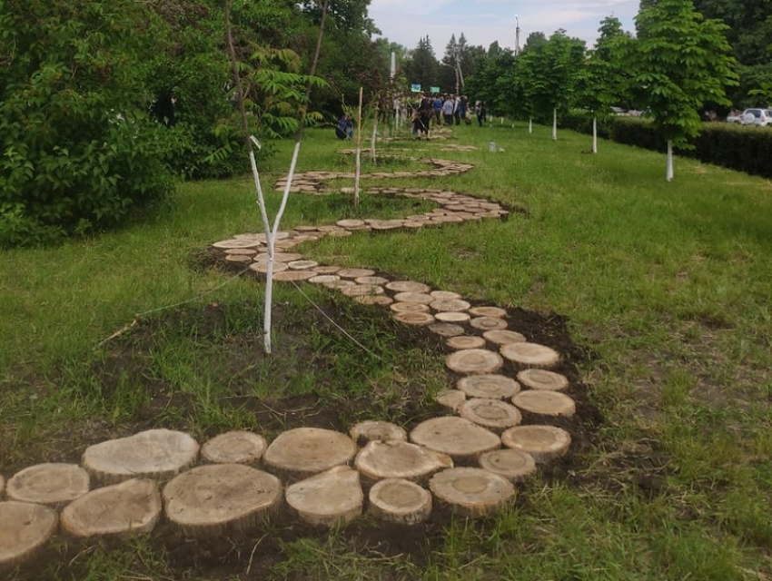 В Борисоглебском сквере Корнаковского появилась деревянная тропинка
