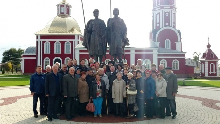 В Борисоглебске глава администрации провел экскурсию для ветеранов