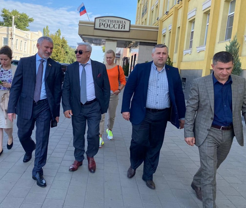 В Борисоглебске Алексей Журавлев встретился с активистами «Родины» после прогулки по городу
