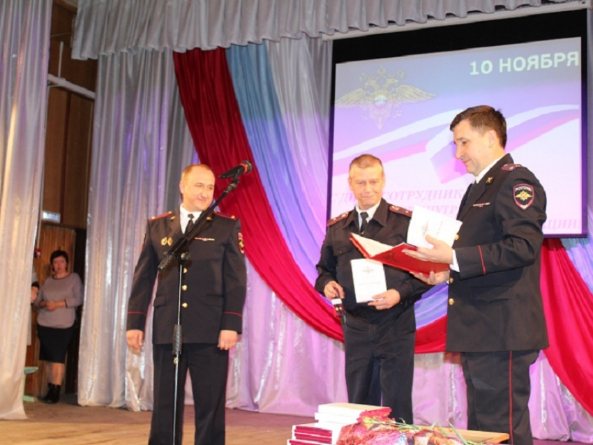 В канун профессионального праздника грибановские полицейские получили  благодарности, награды и звания