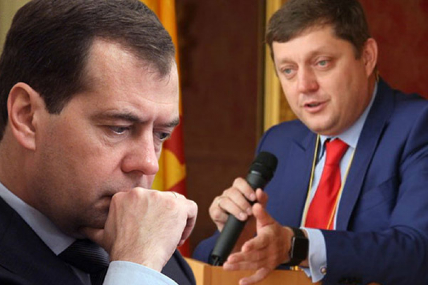 Депутат ГД РФ  Олег Пахолков предложил запретить депутатам пользоваться наличными деньгами