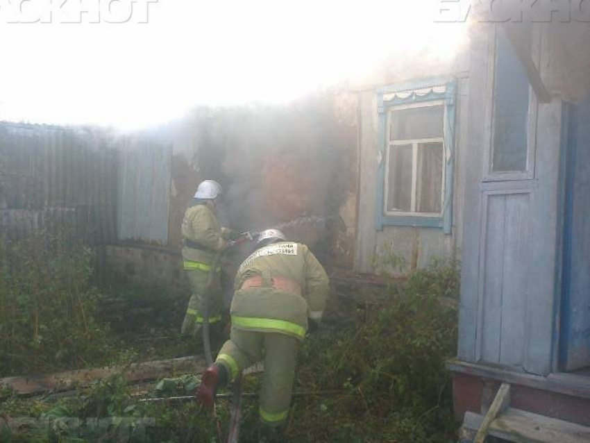 На пожаре в селе Верхний Карачан погибли хозяйка дома и ее сын
