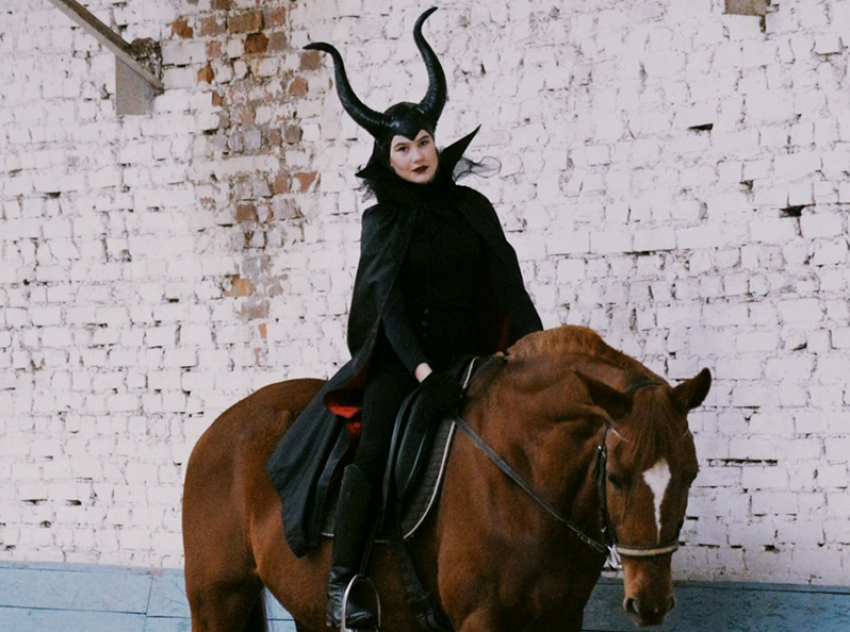 Малефисента-наездница и другие образы: в Борисоглебской конно-спортивной школе прошли костюмированные соревнования