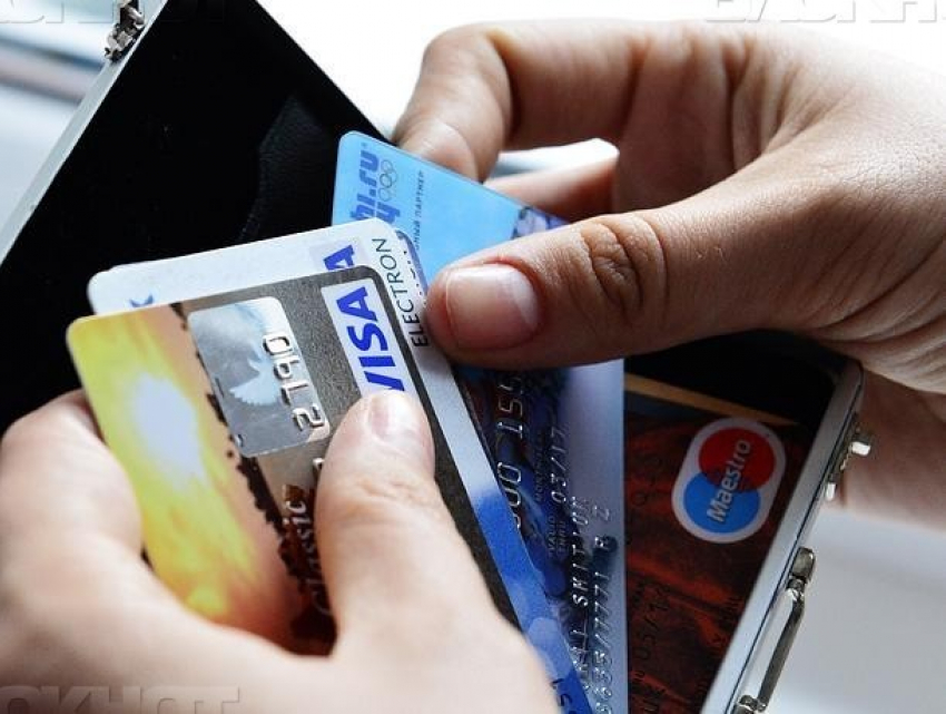 Стало известно, сколько жители Воронежской области тратят денег с банковских карт