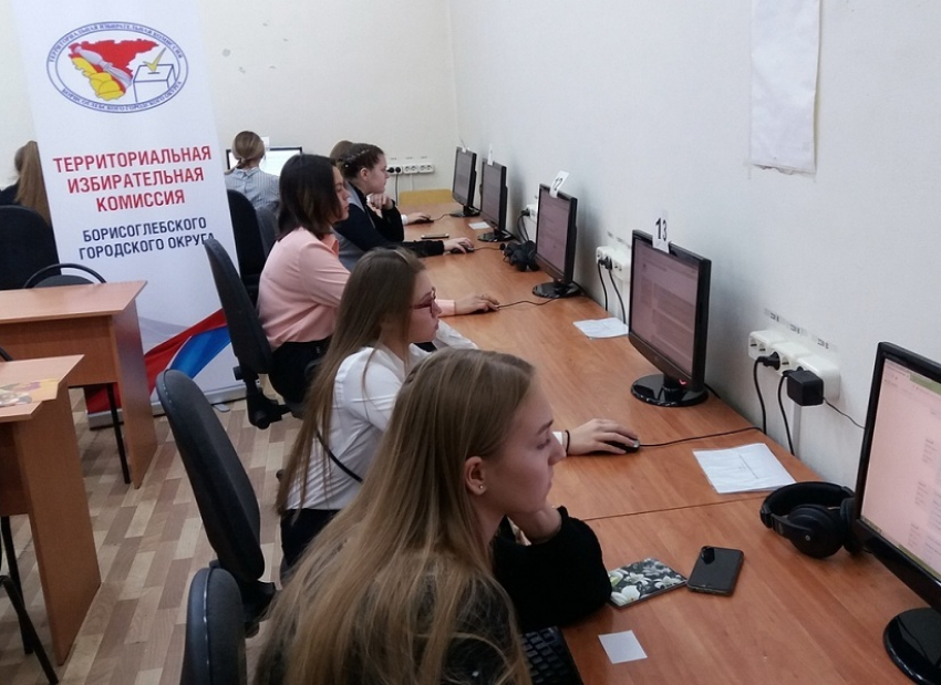 В Борисоглебске участники олимпиады по основам избирательного законодательства прошли тестирование