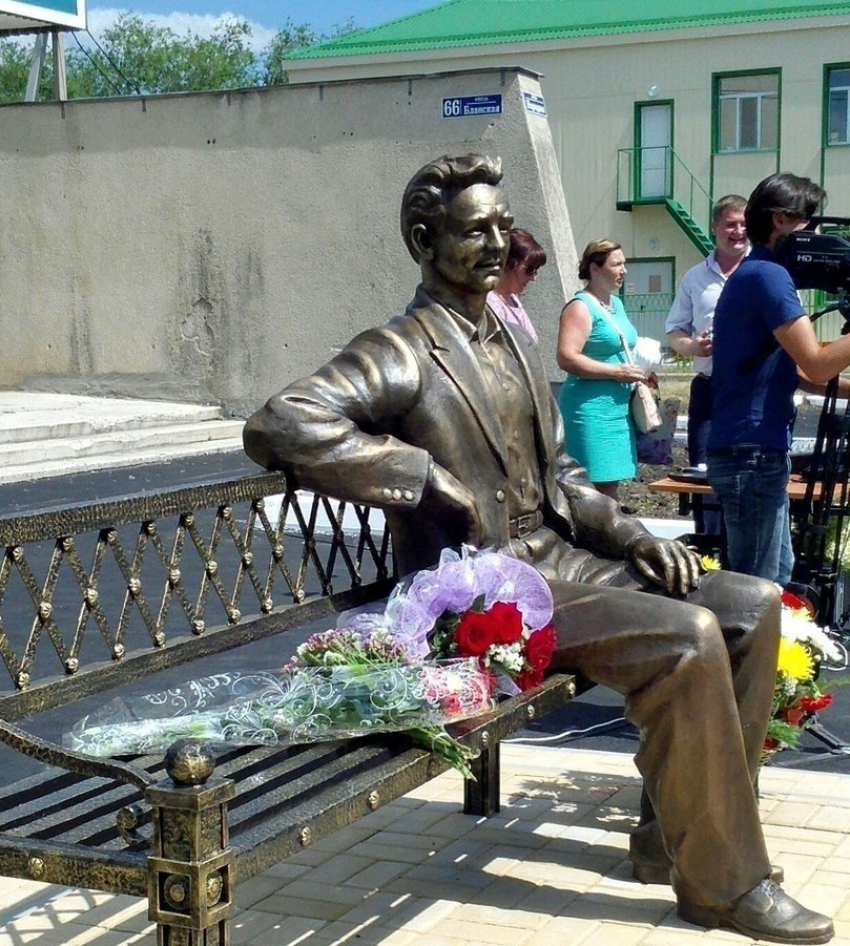 Николая Рыбникова приветствовали аплодисментами, цветами и слезами радости в Борисоглебске. Памятник открыт!