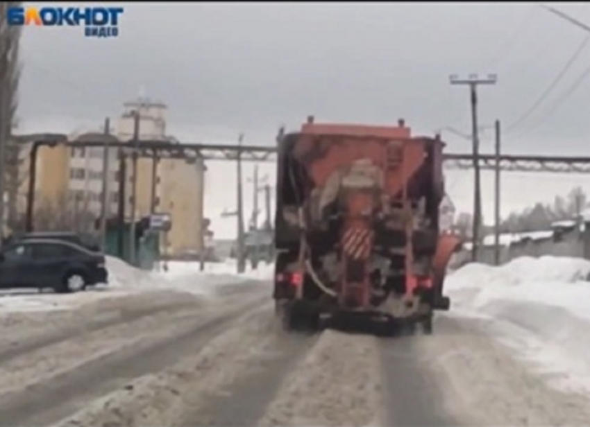 Бесконтактную уборку снега с поднятым отвалом снял наш мобкорр в Борисоглебске 