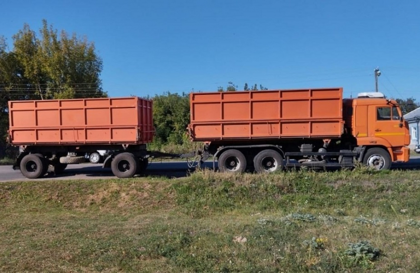 Водитель мопеда насмерть разбился о прицеп грузовика в Грибановском районе