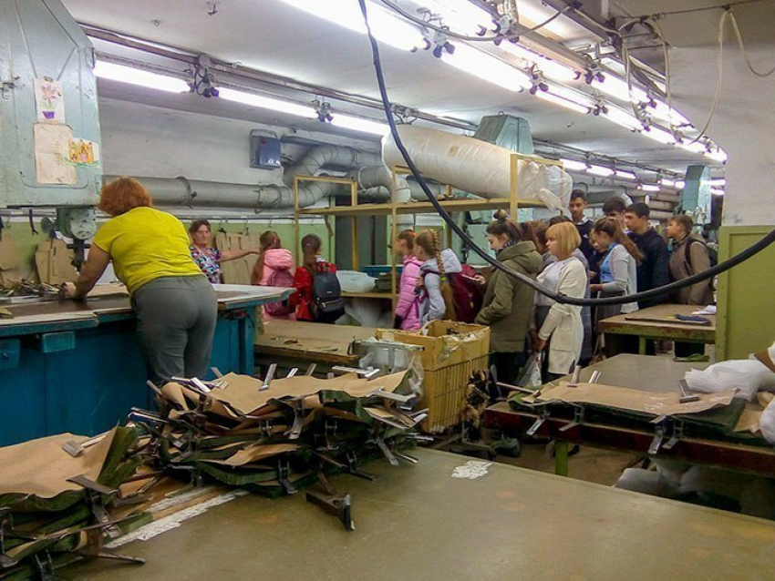 Школьники совершили экскурсию на Борисоглебскую швейную фабрику