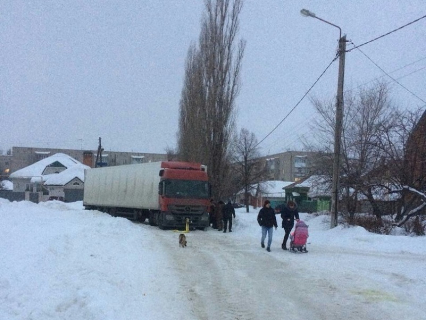 На одной из улиц Борисоглебска фуры уничтожают грунтовую дорогу, которую жители восстанавливают каждую весну