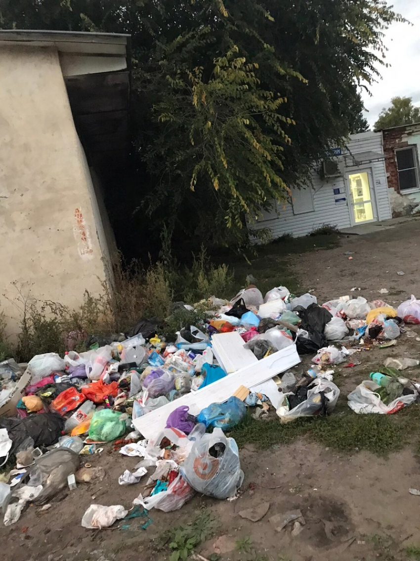 Благодаря жалобе в жилищную инспекцию убрали мусор у почтового отделения в ЮВМ г. Борисоглебска