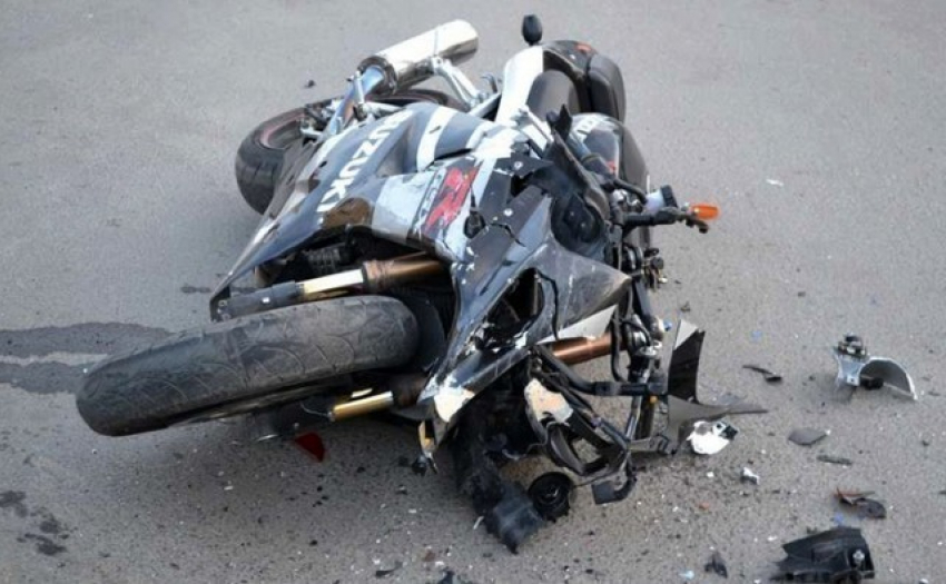 На окраине Борисоглебска столкнулись легковой автомобиль и мотоцикл