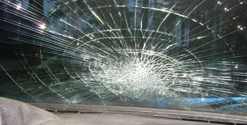 Борисоглебец решил отомстить своей знакомой и разбил лобовое стекло ее иномарки