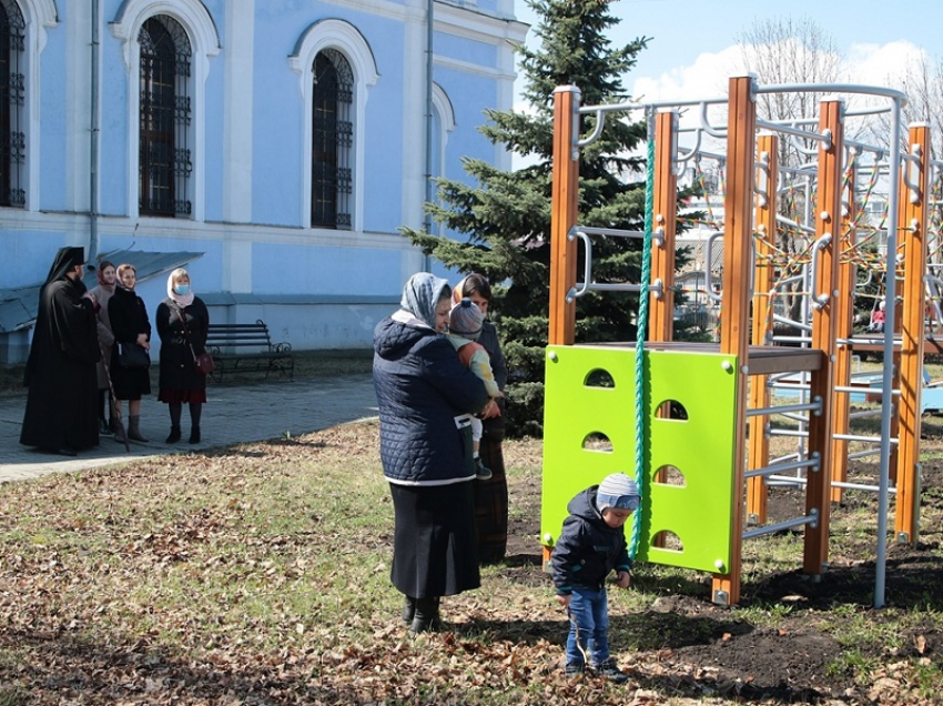 На территории главного храма Борисоглебской епархии построили детскую площадку