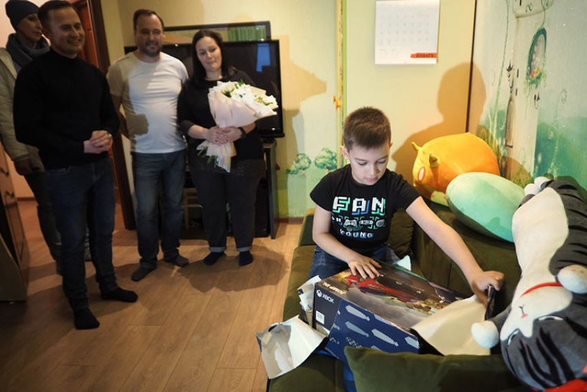 Губернатор подарил  «Xbox»  мальчику, благодаря  которому Воронеж стал городом-миллионником