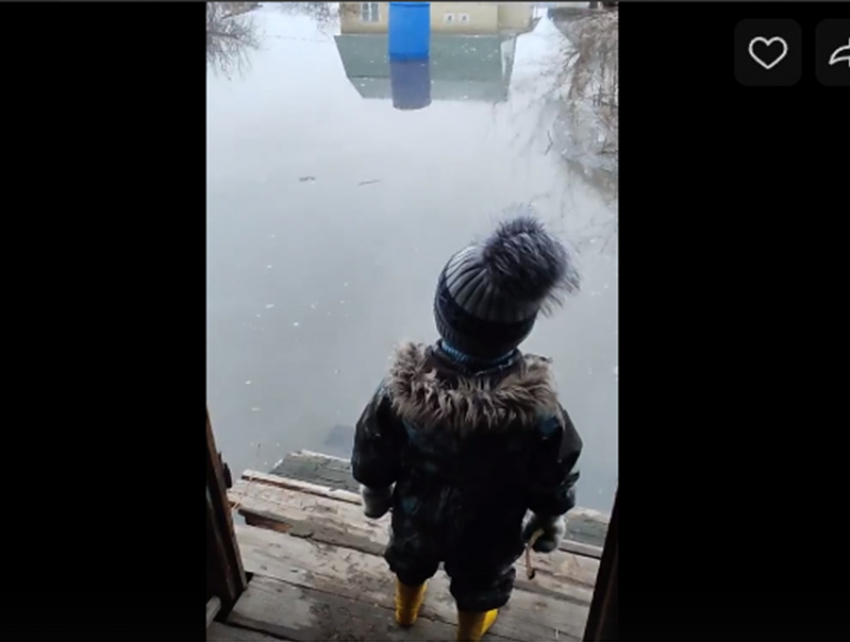 Видео дня: в г.Борисоглебске Воронежской области маленький мальчик не может выйти из затопленного дома