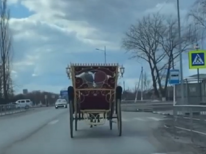Проезд кареты по Новохоперску сняли на видео