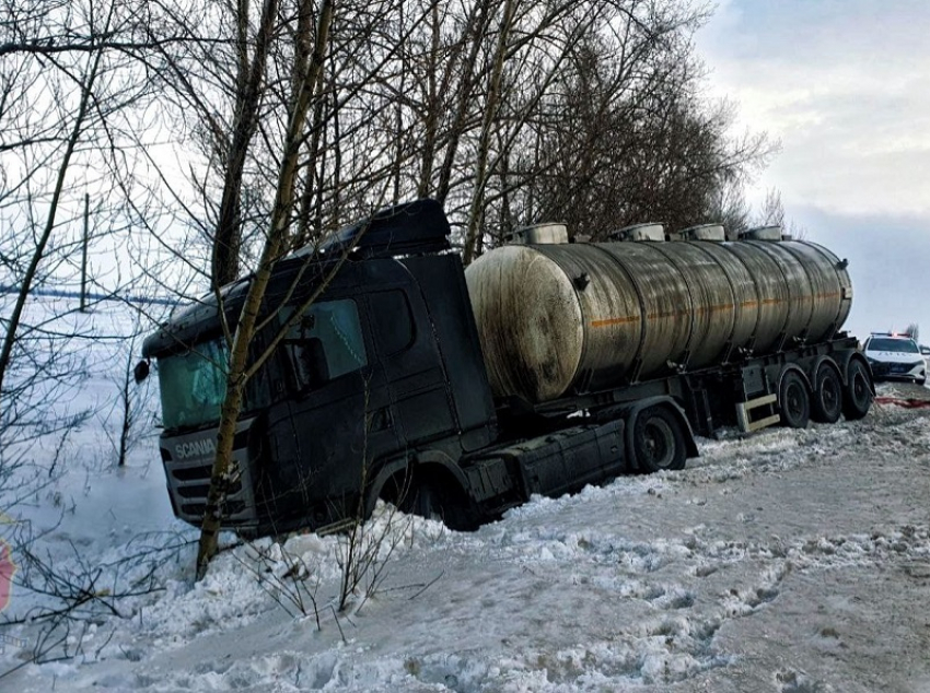 Большегруз вылетел в кювет с трассы в Новохоперском районе