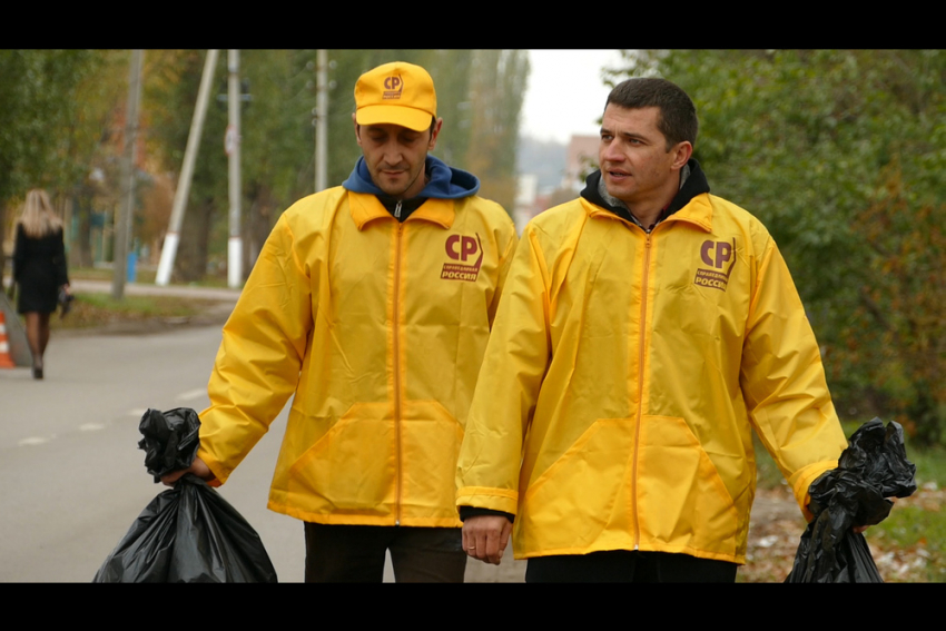 Бывшие кандидаты вышли на уборку улиц Борисоглебска от агитационных листовок