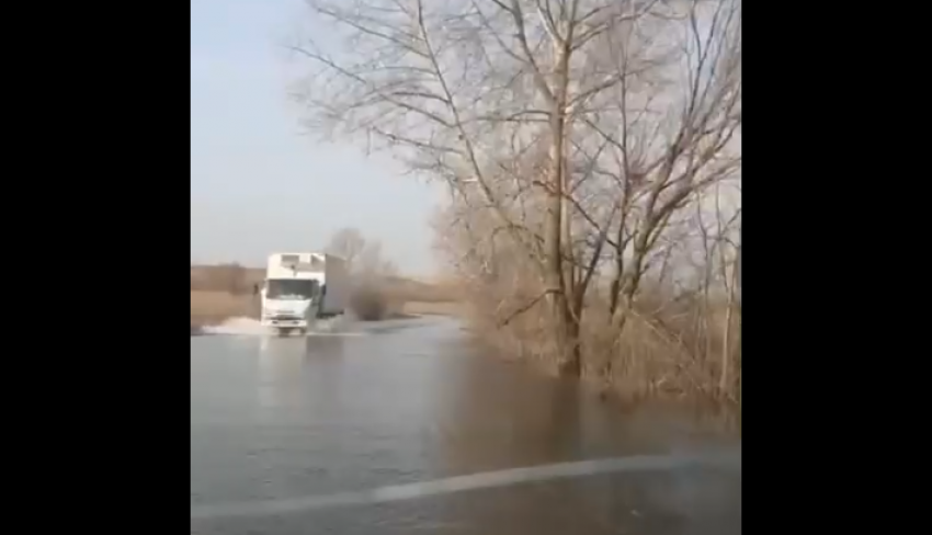 Видео езды по залитой паводком дороге в Воронежской области появилось в сети