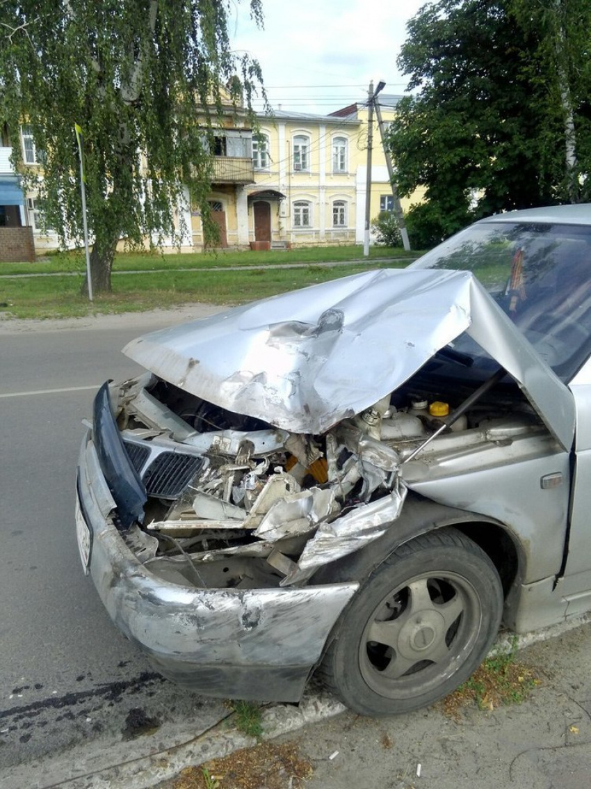 В Борисоглебске на перекрестке улиц Свободы и Пролетарская произошло очередное ДТП. Фото нашего читателя.